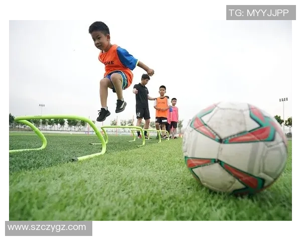 从踢饮料罐到绿茵场英雄：足球巨星的成长之路